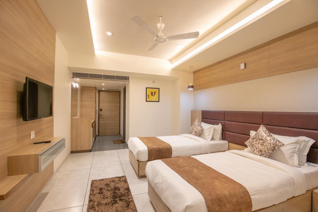 Hotel Silvera Grand Amhedabad Dış mekan fotoğraf