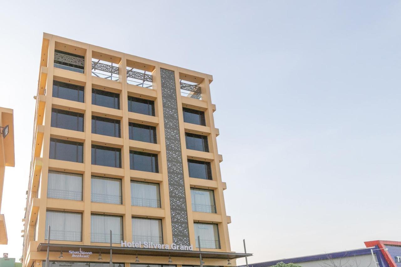 Hotel Silvera Grand Amhedabad Dış mekan fotoğraf