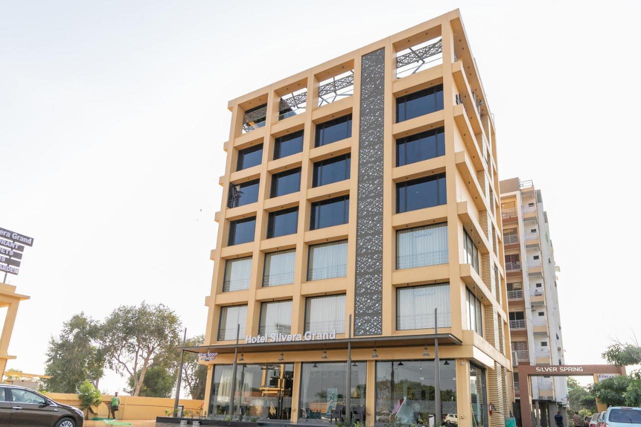 Hotel Silvera Grand Amhedabad Dış mekan fotoğraf