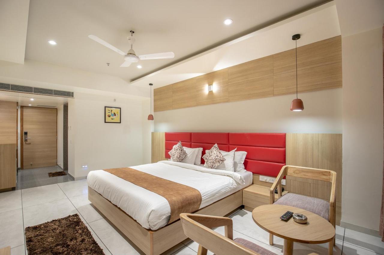 Hotel Silvera Grand Amhedabad Dış mekan fotoğraf