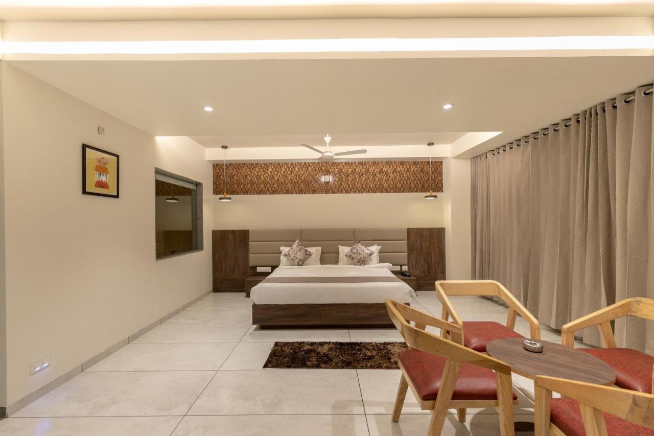 Hotel Silvera Grand Amhedabad Dış mekan fotoğraf
