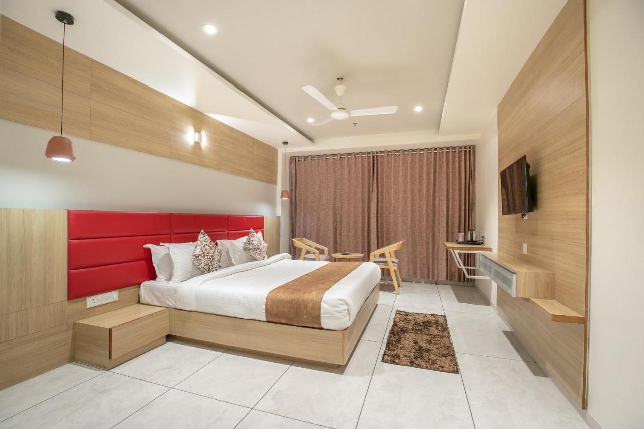 Hotel Silvera Grand Amhedabad Dış mekan fotoğraf