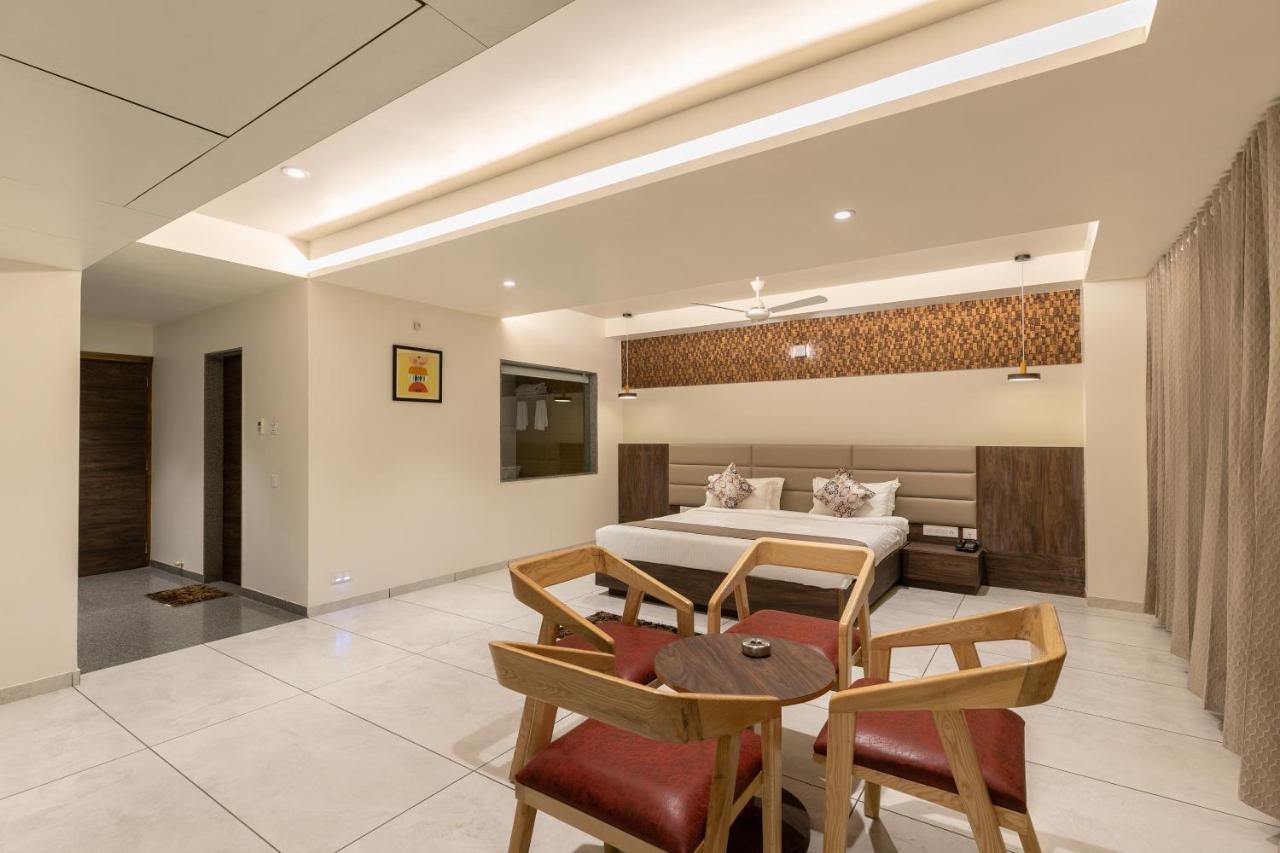 Hotel Silvera Grand Amhedabad Dış mekan fotoğraf