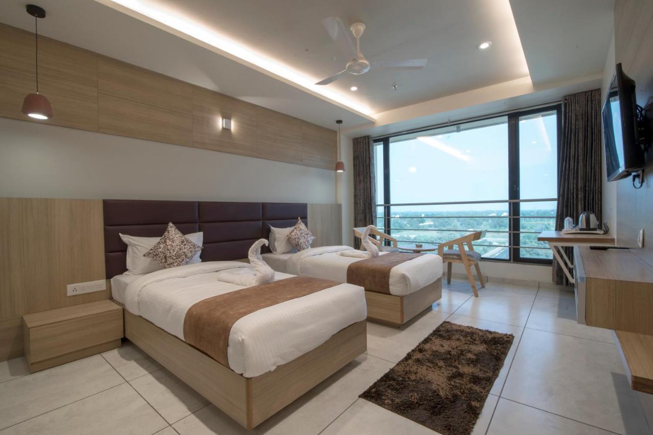 Hotel Silvera Grand Amhedabad Dış mekan fotoğraf