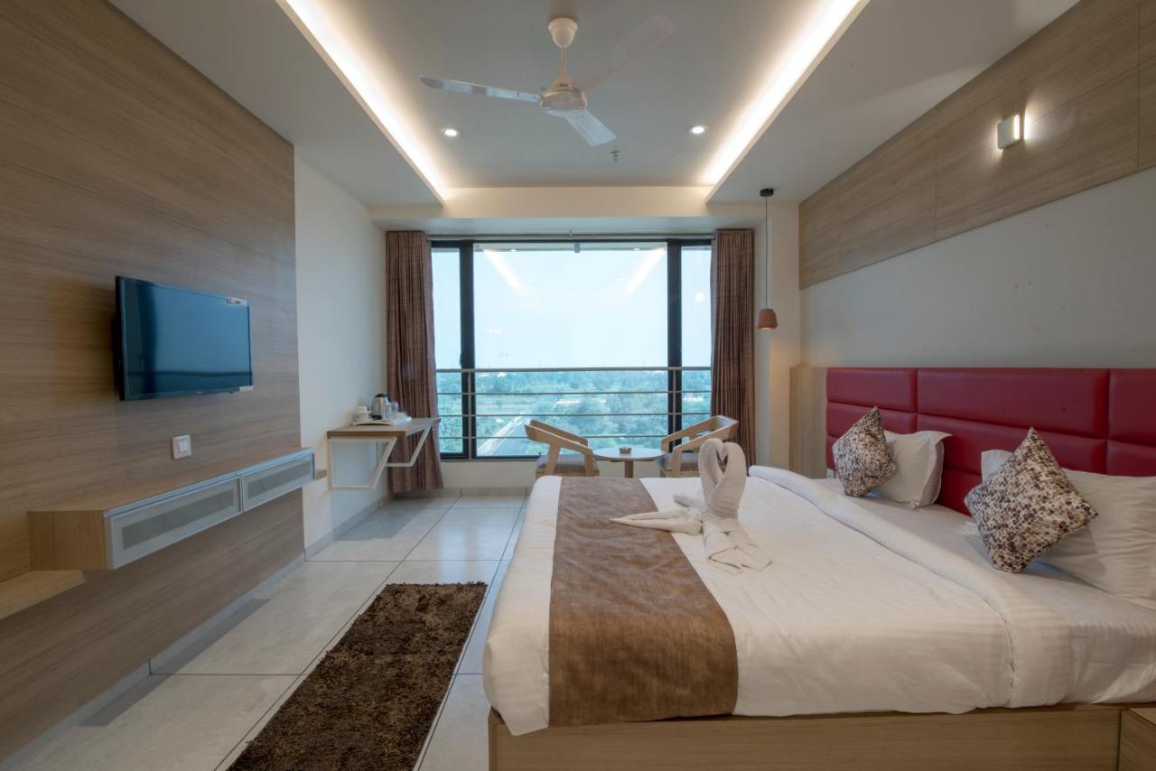Hotel Silvera Grand Amhedabad Dış mekan fotoğraf