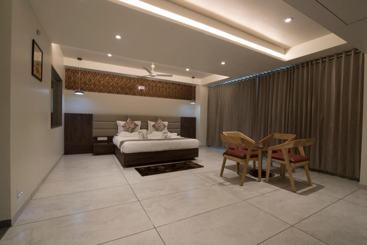 Hotel Silvera Grand Amhedabad Dış mekan fotoğraf