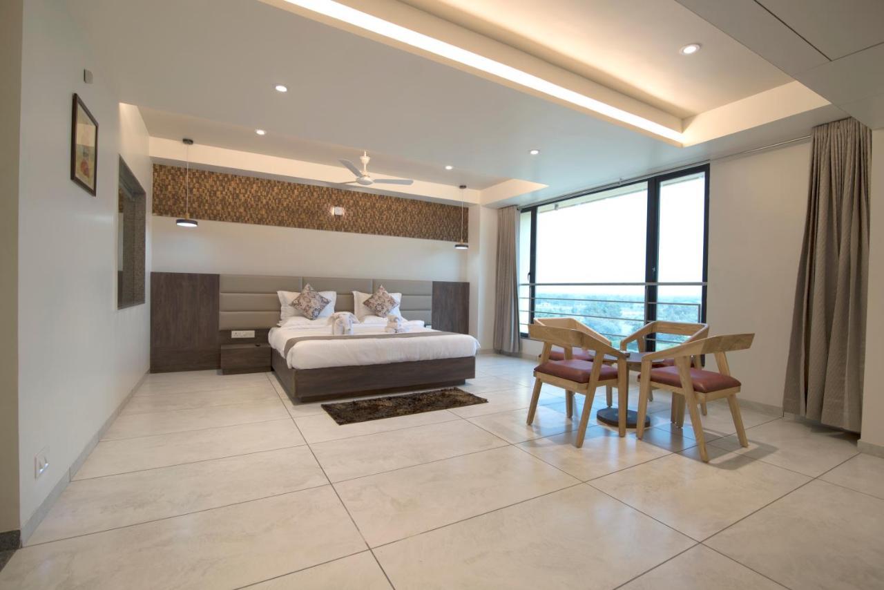 Hotel Silvera Grand Amhedabad Dış mekan fotoğraf