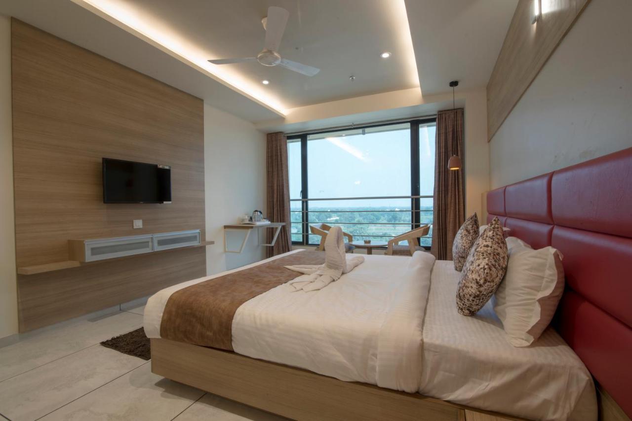 Hotel Silvera Grand Amhedabad Dış mekan fotoğraf